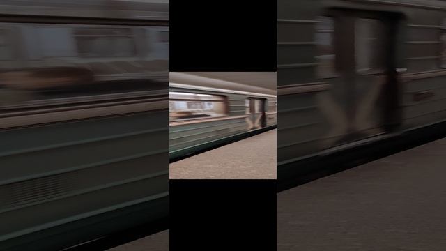 Номерной прибывает на станцию Сретенский бульвар