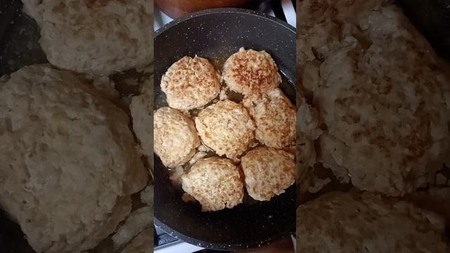 От котлеток из куриных грудок с кабачками,сладким перцем, луком, геркулесом не оторваться.