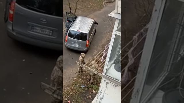 Бандеро-тцкашники ловят одесситов для фарша на фронт за интересы Америки и Англии.