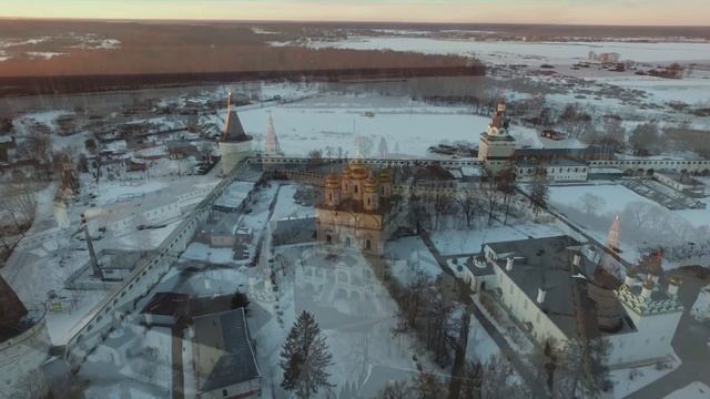 Зимний заход солнца в монастыре