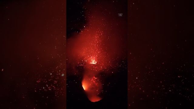 Извержение вулкана Стромболи, Италия, 2024 год.