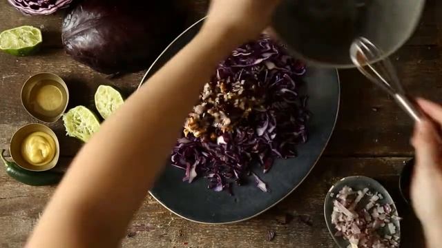 Tacchino piccante con cavolo rosso, insalata e noci