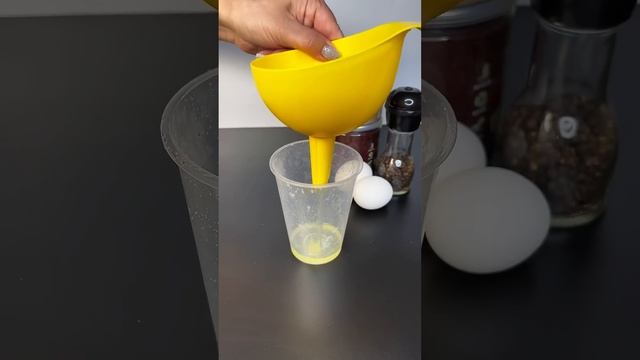 Так можно быстро отделить желток от белка👌Подписывайся,у меня в блоге много полезных советов 🤍