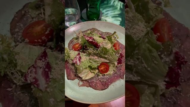 Это карпаччо? 🧐 вы бы стали такое есть? Я сдала обратно на кухню))