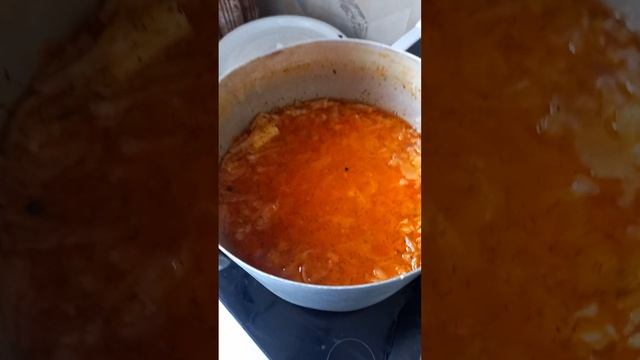 Борщ наваристый такой в большой алюминиевой кастрюле 6-ого Марта на плите