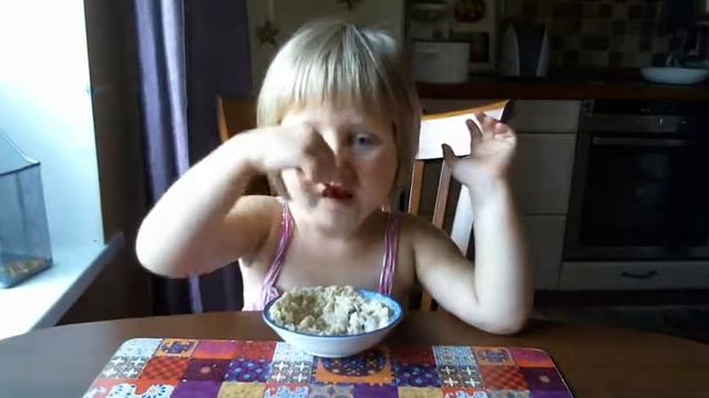 35 дася ест овсяную кашу