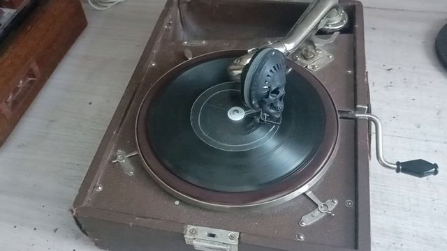 Повторитель для граммофонной пластинки.