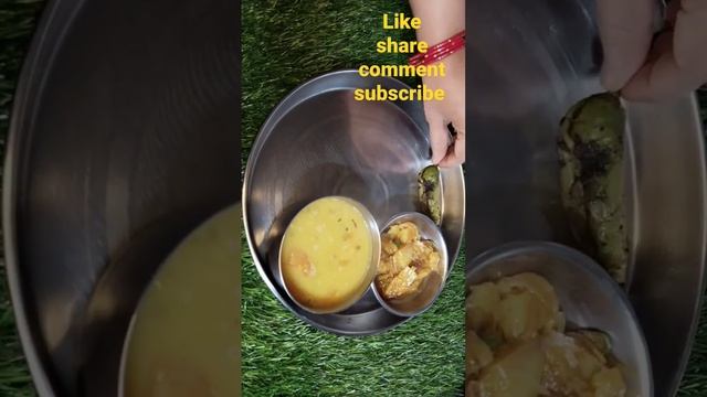 lunch ki Thali-Dal,Aloo ki sabzi,Masala Mirch,Chawal Aur Roti #shorts #desithali #vegthali #ytshort