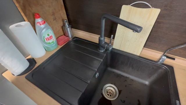 Кухня с каменным шпоном