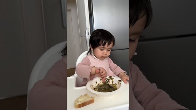 Любительница кисленького 🥰 кушает щавелевый супчик 😋#дочка #дети #семейныевлоги #vlog