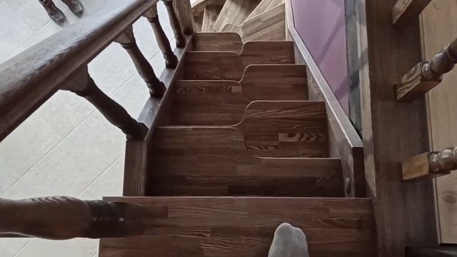 Лестница гусиный шаг из дерева. Лучшее решение для маленьких проёмов.