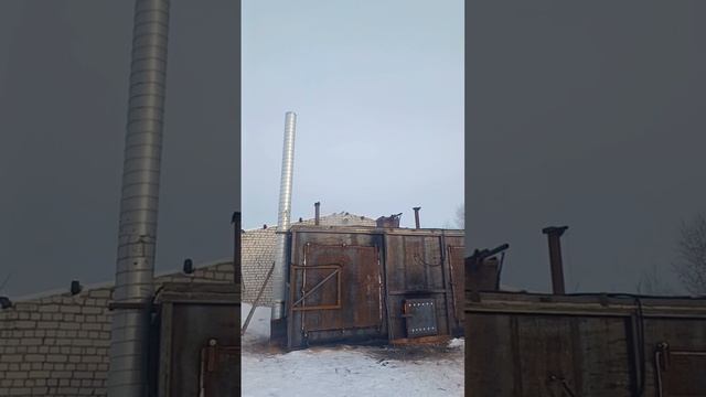 Процесс производства древесного угля на промышленной площадке