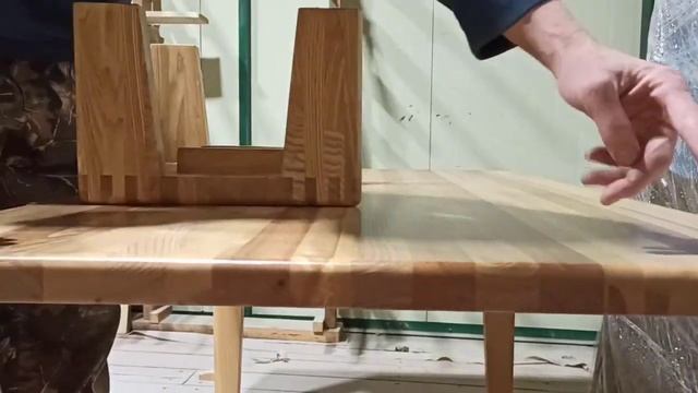 Необычный стол из трёх пород древесины.