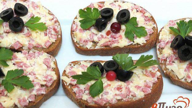 Горячие бутерброды с колбасой и сыром