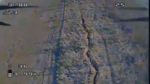 Украинский FPV-дрон подлетает вплотную в попытке сбить вертолёт Ка-52 "Аллигатор"