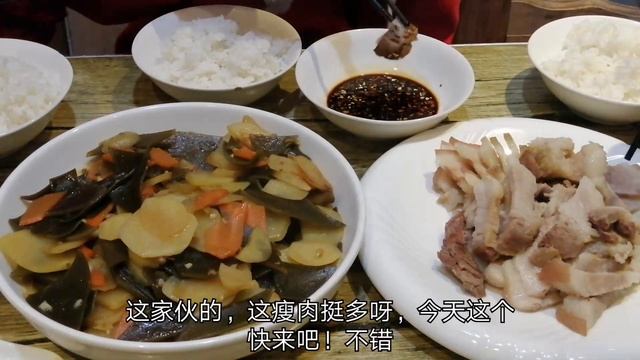 農村大哥做“凍豆腐燉小雞”，配點粉條亂炖成功，可算是吃美了！ 【農村大哥寒冰】