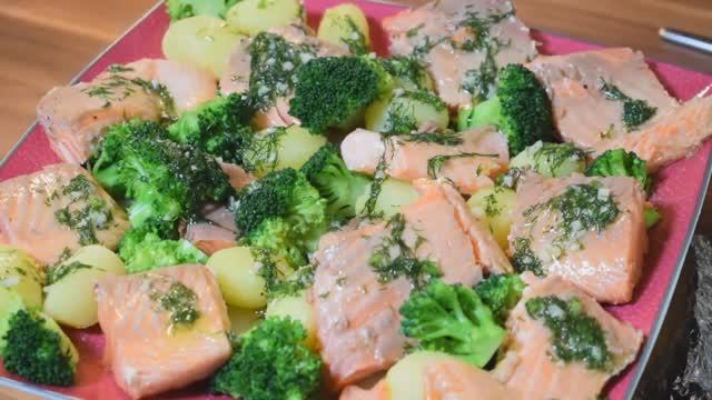 Форель в духовке рецепт / Очень сочная форель в духовке!