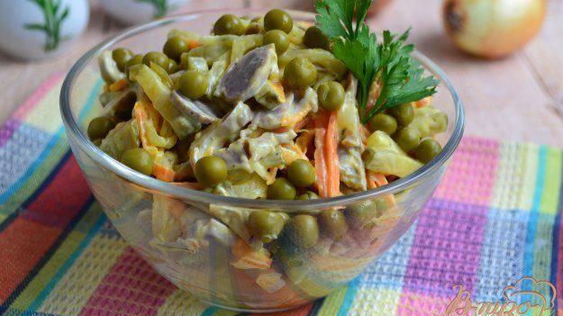 Салат из куриных желудочков с горошком и овощами