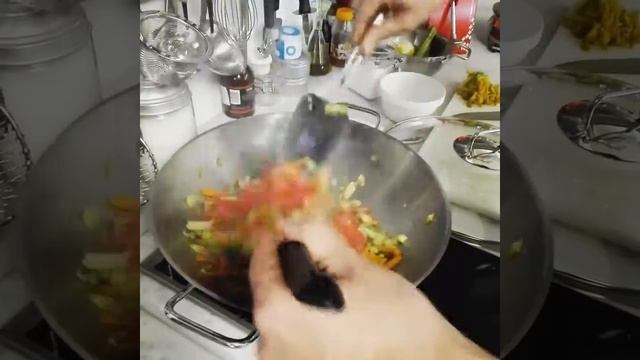 Wok di verdure e quinoa tricolore