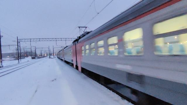 Новогодний ЭД4М-0443 "Молодёжный" прибывает на станцию "Ленинский проспект"