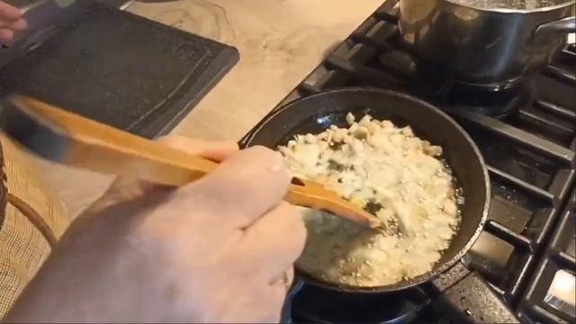 Вареники з сиром та шкварками, весняний ліс