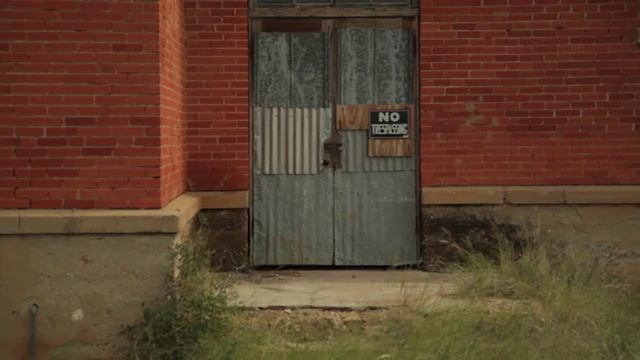 Заброшенное здание. Посторонним вход запрещён...