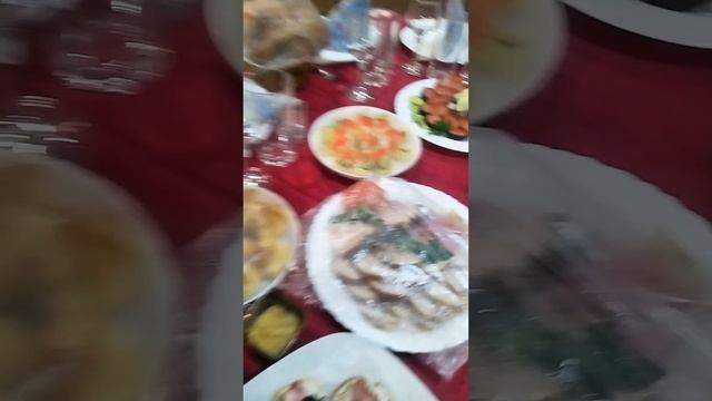 Чем угощают гостей на юбилее.mp4