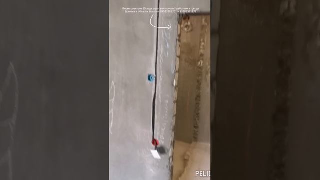 Прокинули новую электропроводку в квартире 44 кв/м, электропроводка открытая по потолку.