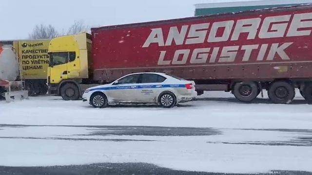 В Сакмарском районе на перекрытой трассе образовалась пробка с десятком машин, включая большегрузы.