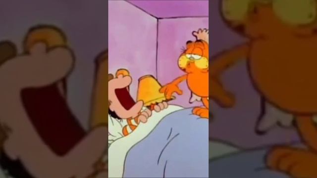 Гарфилд и фонтанчик #лучшиемоменты #гарфилд