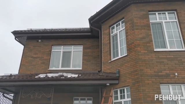 Украшаем дом к новогодним праздникам (вешаем ЛЭД ленту на софиты).