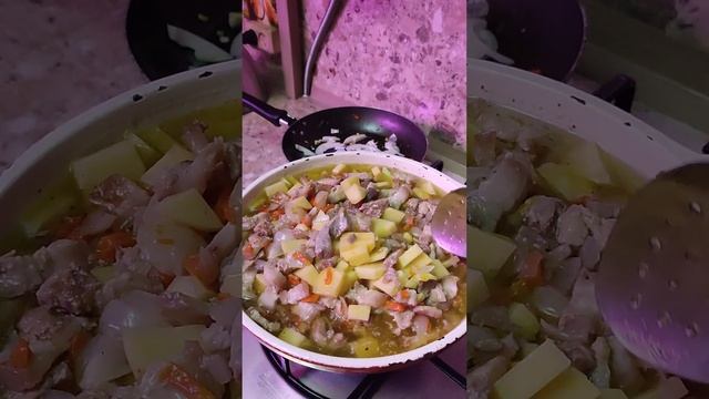 картошка тушеная с мясом, селёдка.