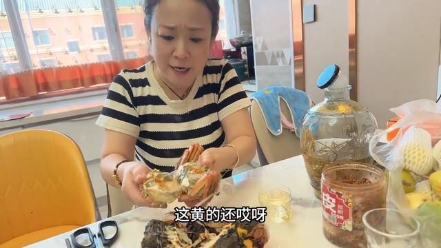 内蒙姑娘交换特产用一只羊换了一箱大闸蟹，螃蟹就酒越喝越有