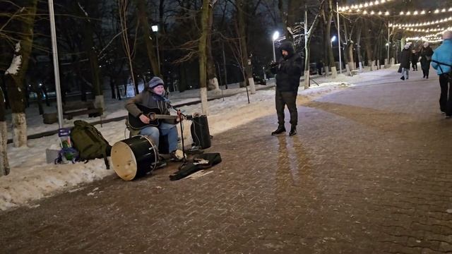 Прогулка в Парк Горького попали под дождь пошли кушать шаурму Итака