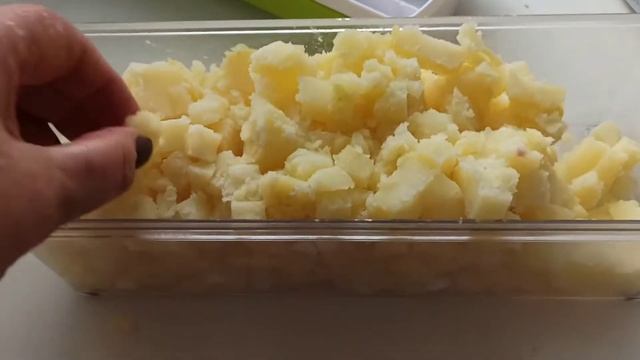 Весь день одна./ Окрошка  и горбуша под маринадом./ Днем чёрные тучи. Закат солнца в Горячем Ключе.