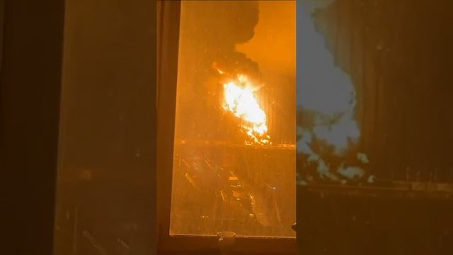 В Энгельсе объявлен режим ЧС: взорвался второй резервуар на НПЗ.