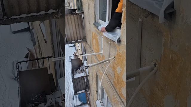 монтаж наружного блока кондиционера под окно / установка сплит-системы Новосибирск