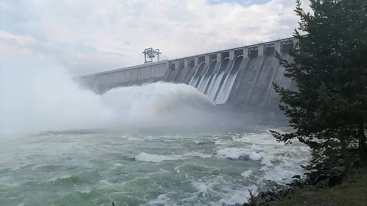 Сброс воды на Усть-Илимской ГЭС