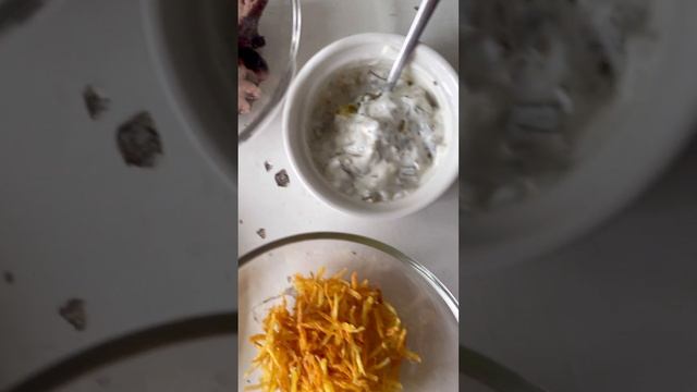 хот-дог с осьминогом в листьях салата, можно и в булочке