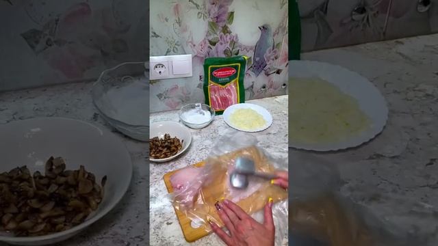 Мясные рулетики из куриного филе, бекона и грибов😋 Ну очень вкусно 😋 РЕЦЕПТ В КОММЕНТАРИЯХ ⬇️