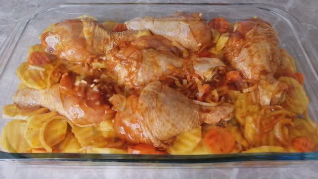 Проще и вкуснее не придумать на обед или ужин! Маринованная голень с овощами, как же это вкусно