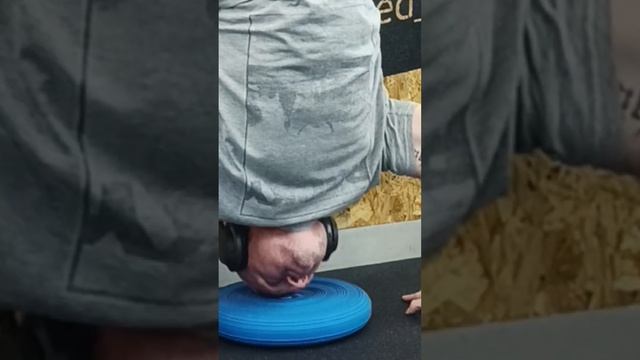 Отжимания в стойке на руках