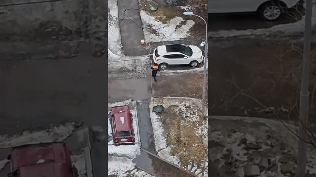 💦В Восточном Дегунино коммунальщики поливают остатки снега на дорожках кипятком💦