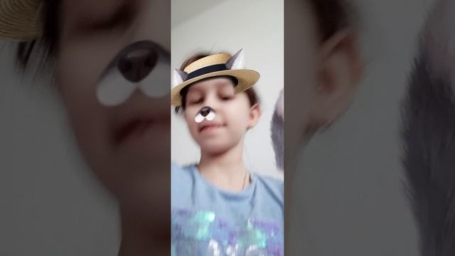 Собачка любит мандарины