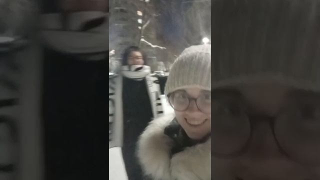 Две классные подруги.