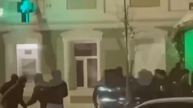 Таджики с цыганами устроили драку с битами в центре Уфы