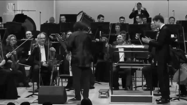 классно играет на классической гитаре.