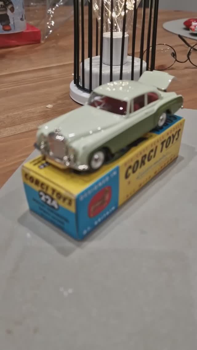 Модель автомобиля corgi toys