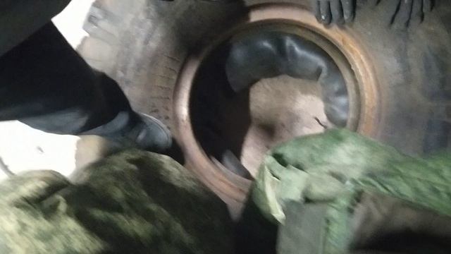 Сдуваем камеру от шины военного Урала впятером)
