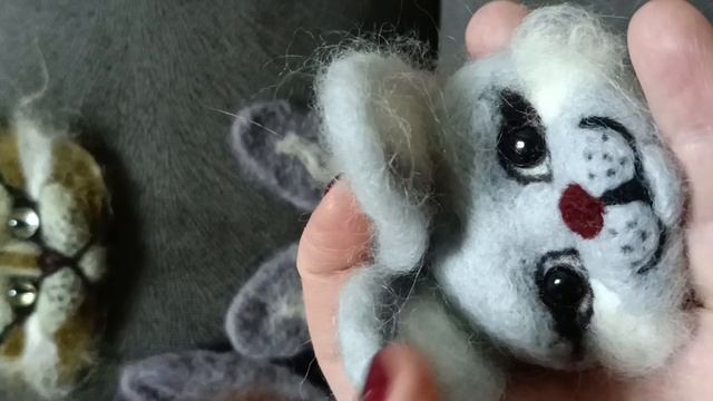 Зайчишка малышка. Брошь, значок, брелок, подвеска.